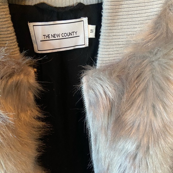 Cold! In this silver faux fur ! - Picture 5 of 6